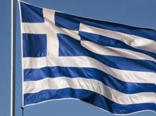 Φωτογραφία για Δυτική Ελλάδα: Κατέβασαν την Ελληνική σημαία και έγραψαν υβριστικά συνθήματα σε δημόσιο κτίριο