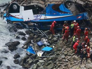 Φωτογραφία για Περού: 25 νεκροί από πτώση λεωφορείου σε χαράδρα