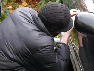 Φωτογραφία για Χειροπέδες σε δύο 18χρονους για διαρρήξεις σε αυτοκίνητα