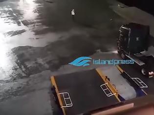 Φωτογραφία για Βίντεο: Το Blue Star Delos δένει «στον αέρα» στο λιμάνι της Νάξου