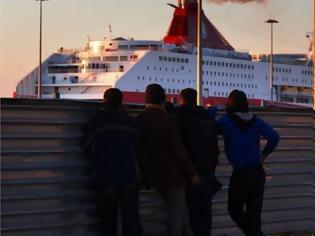 Φωτογραφία για Μετανάστες εισέβαλαν σε πλοίο στην Πάτρα και απείλησαν να κάψουν τον καπετάνιο με φωτοβολίδα!