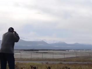 Φωτογραφία για Παππούς παρακολουθούσε την απογείωση μαχητικού και... τον πήρε ο άνεμος (βίντεο)