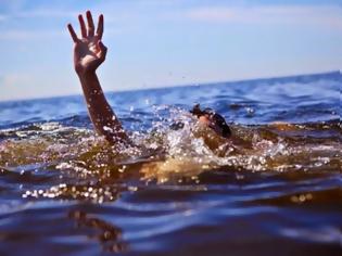 Φωτογραφία για ΣΟΚΑΡΙΣΤΙΚΟ ΒΙΝΤΕΟ: Λουόμενοι ανασύρουν από τη θάλασσα πνιγμένη γυναίκα και της σώζουν την ζωή! [video]