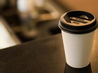 Φωτογραφία για Πιο «μπροστά» η Βρετανία: Εξετάζει χαράτσι στα ποτηράκια του καφέ!