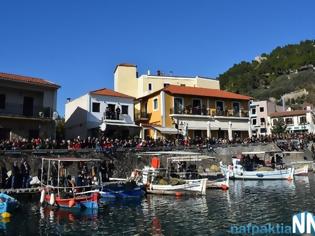 Φωτογραφία για Νεαρός Ρομά έκοψε δρόμο για να πιάσει τον σταυρό στην Ναύπακτο [video]
