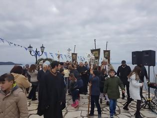 Φωτογραφία για Ο αγιασμός των υδάτων στην παραλία της ΒΟΝΙΤΣΑΣ - Τον σταυρό έπιασε ο Στράτος Καλαντζής! (video Vicky Pantazis)