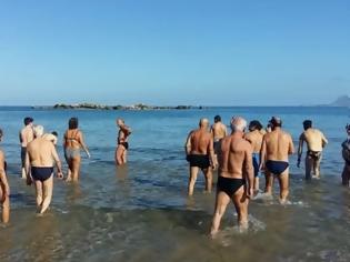 Φωτογραφία για Θεοφάνεια: Βούτηξαν για τον σταυρό και οι χειμερινοί κολυμβητές στα Χανιά [photos+video]
