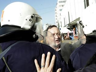 Φωτογραφία για Ενταση με μέλη της ΛΑΕ και αστυνομικούς στον Πειραιά (φωτογραφίες)