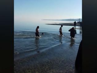 Φωτογραφία για Δήλεσι: Γυναίκα μπήκε με τα ρούχα στη θάλασσα για να πιάσει τον Σταυρό (ΒΙΝΤΕΟ)