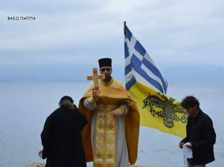 Φωτογραφία για ΚΑΝΔΗΛΑ: Ο Αγιασμός των Υδάτων στην παραλία Ελιά (ΦΩΤΟ: Βάσω Παππά)