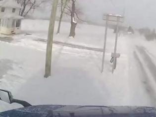 Φωτογραφία για Οδήγηση σε πάγο και χιόνι - Πόσο εύκολα διπλώνει μια νταλίκα [video]