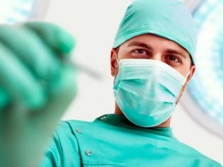 Φωτογραφία για Γιατί γιατροί και χειρουργοί φοράνε πράσινα ή μπλε – Πάει το μυαλό σας;