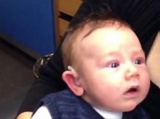 Φωτογραφία για Αυτό είναι σίγουρα το πιο συγκινητικό βίντεο που έχετε δει...Η αντίδραση ενός κωφού βρέφους που ακούει για πρώτη φορά τους γονείς του! [video]