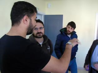 Φωτογραφία για Τους πρόσφυγες και μετανάστες στο Λιμεναρχείο Λευκάδας επισκέφτηκε κλιμάκιο του ΚΚΕ με επικεφαλής τον Νίκο Μωραΐτη