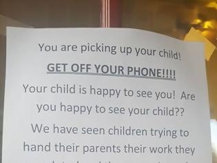 Φωτογραφία για «Παίρνετε τα παιδιά σας από το σχολείο. Κλείστε το κινητό!»: Το ηχηρό μήνυμα αυτού του σχολείου στους γονείς