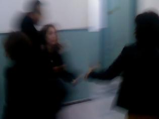 Φωτογραφία για Λέσβος: Επεισόδια στη δίκη για την υπόθεση του αστυνομικού της ΔΙΑΣ – Στη φυλακή οδηγούνται οι δύο καταδικασθέντες για απόπειρα ανθρωποκτονίας