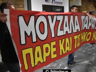 Φωτογραφία για Φυγάδευσαν τον Μουζάλα στη Χίο! «Προδότη! Αρχιφασίστα!» φώναζαν εξαγριωμένοι κάτοικοι! [Βίντεο]