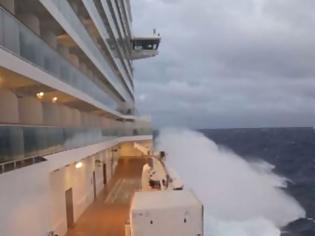 Φωτογραφία για Η κρουαζιέρα του τρόμου: Πλοίο στο έλεος «κυκλώνα-βόμβα»! [video]