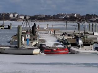 Φωτογραφία για Εκπληκτικό βίντεο! Κύμα «σκάει» στην ακτή και… παγώνει απ’ το ψύχος