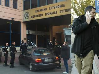 Φωτογραφία για «Φαρ Ουέστ» έξω από την Τροχαία Αττικής: Αστυνομικός πυροβόλησε κατά κρατούμενου που προσπάθησε να αποδράσει (ΦΩΤΟ & ΒΙΝΤΕΟ)