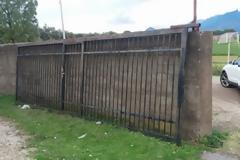 Σοκ στο γήπεδο Παπαδατων - Πόρτα καταπλάκωσε και σκότωσε 58χρονο άνδρα [photos+video]