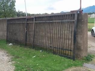 Φωτογραφία για Σοκ στο γήπεδο Παπαδατων - Πόρτα καταπλάκωσε και σκότωσε 58χρονο άνδρα [photos+video]