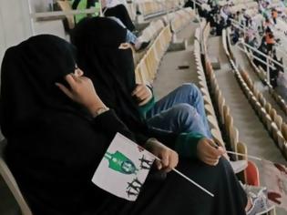 Φωτογραφία για Επιτέλους. Γυναίκες είδαν ποδοσφαιρικό αγώνα στη Σαουδική Αραβία