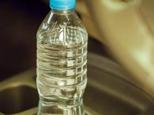 Φωτογραφία για Δεν πάει ο νους σας: Δείτε γιατί δεν πρέπει ποτέ να αφήνουμε πλαστικά μπουκάλια στο αυτοκίνητο