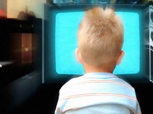 Φωτογραφία για Τι δεν κάνει ένα παιδί όταν παρακολουθεί τηλεόραση;