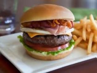 Φωτογραφία για Πόσο γρήγορα χαλάνε τα burgers; Μετά από αυτό το βίντεο ίσως να μη ξαναφάτε