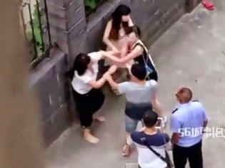 Φωτογραφία για Άγριο κλωτσομπουνίδι μεταξύ γυναικών... Θα κλάψετε! [video]