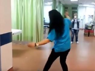 Φωτογραφία για Απίστευτοι νοσηλευτές και γιατροί! Το έριξαν στις ζειμπεκιές στα επείγοντα του νοσοκομείου Μυτιλήνης [video]