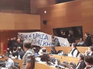 Φωτογραφία για Χαμός στο δημοτικό συμβούλιο Θεσσαλονίκης - Εισβολή μελών της Χρυσής Αυγής [Βίντεο]