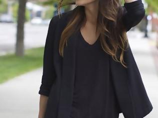 Φωτογραφία για Πώς με ένα μαύρο σακάκι μπορείς να κάνεις 4 διαφορετικά outfits