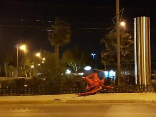 Φωτογραφία για Δεν γκρέμισε ο άνεμος το γλυπτό του δήμου Παλαιού Φαλήρου