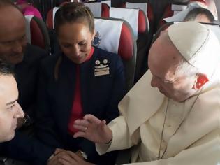 Φωτογραφία για Πάπας ο πρωτοπόρος: Πάντρεψε ζευγάρι εν πτήσει μέσα στο παπικό αεροσκάφος!