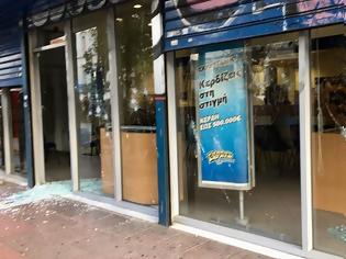 Φωτογραφία για Άγνωστοι έσπασαν καταστήματα ΕΛΤΑ και τραπεζών στο κέντρο της Αθήνας  Σε Πατησίων και Κότσυκα