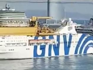 Φωτογραφία για Τεράστιο φέρρυ πέφτει πάνω σε κρουαζιερόπλοιο στην Βαρκελώνη [video]