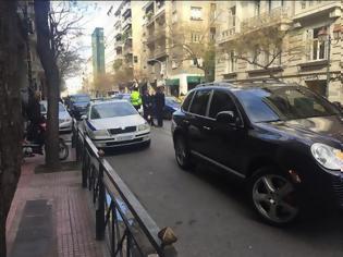 Φωτογραφία για Οδηγός με Porsche Cayenne στο κέντρο της Αθήνας κατηγορεί  άντρες της Τροχαίας ότι κάνουν κατάχρηση εξουσίας όταν του παίρνουν το δίπλωμα– Βίντεο ντοκουμέντο!