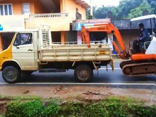 Φωτογραφία για Απίστευτο: Ινδός φακίρης ανεβάζει με ασύλληπτο τρόπο εκσκαφέα σε φορτηγό! [video]