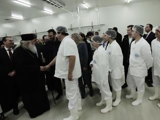 Φωτογραφία για ΔΕΙΤΕ ΦΩΤΟ απο την επίσκεψη του Αρχιεπισκόπου στο εργοστάσιο ΑΜΦΙΓΑΛ στη Κεχρινιά (ΧΡΗΣΤΟΣ ΜΠΟΝΗΣ)