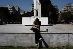 DW: Σε άθλιες δουλειές ημιαπασχόλησης οι Ελληνες και η κυβέρνηση πανηγυρίζει