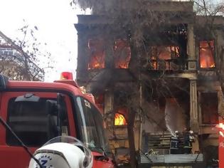 Φωτογραφία για ΤΩΡΑ: Εθνικιστές πυρπόλησαν με μολότοφ το κτίριο όπου στεγάζεται η κατάληψη Libertatia στη Θεσσαλονίκη [Εικόνες-Βίντεο]