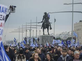 Φωτογραφία για Φωτος: Δείτε στιγμιότυπα από το ογκώδες συλλαλητήριο της Θεσσαλονίκης