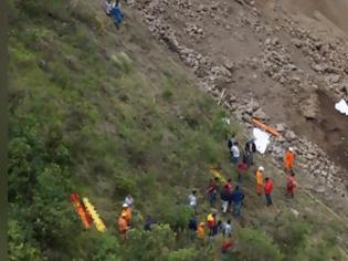 Φωτογραφία για Κολομβία: Βράχοι και λάσπες παρέσυραν λεωφορείο - 13 νεκροί