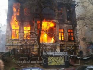 Φωτογραφία για Βίντεο από την στιγμή που βάζουν φωτιά στο στο κτίριο της κατάληψης Libertatia στη Θεσσαλονίκη