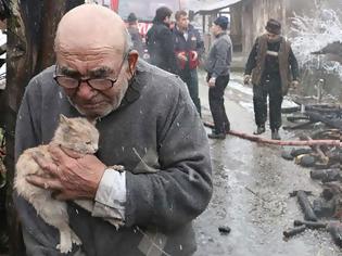 Φωτογραφία για 83χρονος αγκαλιάζει την γάτα μπροστά από τα ερείπια του καμένου σπιτιού του
