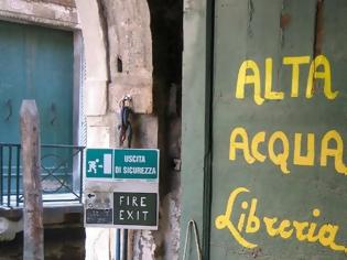 Φωτογραφία για Acqua Alta: Το βιβλιοπωλείο που βρίσκεται μέσα στο νερό στη Βενετία