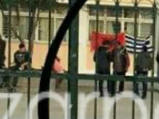 Φωτογραφία για Σάλος με την ανάρτηση της αλβανικής σημαίας σε σχολείο (ΦΩΤΟ)