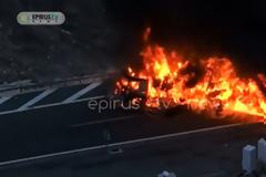 Νταλίκα τυλίχτηκε στις φλόγες στο ύψος της μεγάλης σήραγγας Μετσόβου [βίντεο]